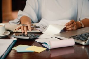 Como controlar despesas fixas e variáveis