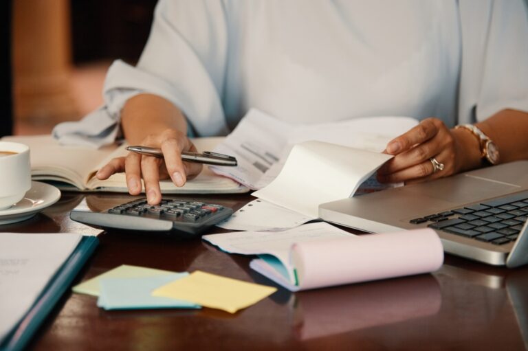 Como controlar despesas fixas e variáveis