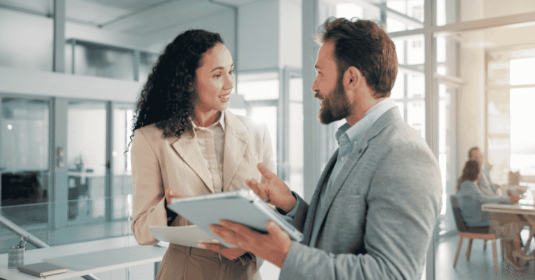 Investir no exterior: vantagens, custos e como começar